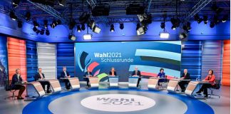 Los candidatos alemanes chocan en el último debate televisivo antes de la votación mientras la ventaja del SPD se estrecha Los candidatos para las elecciones generales Alice Weidel, AfD, Christian Lindner, FDP, Markus Soeder, CSU, Armin Laschet, CDU, Annalena Baerbock, Verdes, Olaf Scholz, SPD, y Janine Wissler, Die Linke, asisten a un debate televisado final antes de las elecciones en Berlín, Alemania, el 23 de septiembre de 2021. Tobias Schwarz/vía REUTERS