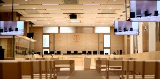 Los riesgos en la preparación de la audiencia previa y el juicio oral Una vista muestra la sala de audiencias temporal instalada en el tribunal penal de París para la apertura del juicio de los ataques de noviembre de 2015 en París, en los que murieron 130 personas y 400 más resultaron heridas, en París, Francia, el 2 de septiembre de 2021. Veinte acusados serán juzgados del 8 de septiembre de 2021 al 25 de mayo de 2022 en esta sala de audiencias de la Ile de la Cite, en el centro de París, con casi 1.800 partes civiles, más de 300 abogados, cientos de periodistas y desafíos de seguridad a gran escala. REUTERS/Sarah Meyssonnier/Foto de archivo