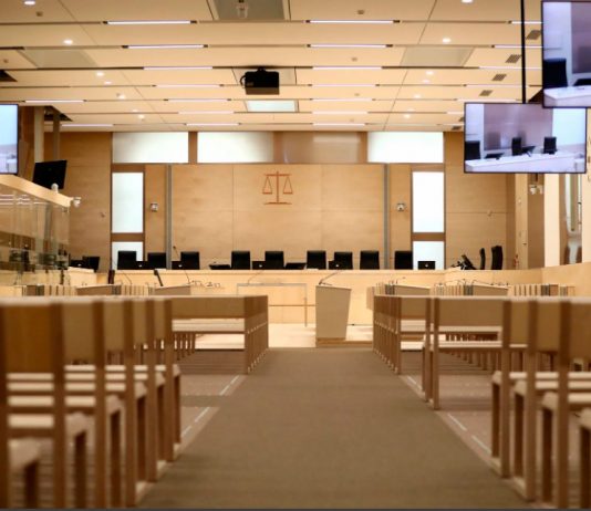 Los riesgos en la preparación de la audiencia previa y el juicio oral Una vista muestra la sala de audiencias temporal instalada en el tribunal penal de París para la apertura del juicio de los ataques de noviembre de 2015 en París, en los que murieron 130 personas y 400 más resultaron heridas, en París, Francia, el 2 de septiembre de 2021. Veinte acusados serán juzgados del 8 de septiembre de 2021 al 25 de mayo de 2022 en esta sala de audiencias de la Ile de la Cite, en el centro de París, con casi 1.800 partes civiles, más de 300 abogados, cientos de periodistas y desafíos de seguridad a gran escala. REUTERS/Sarah Meyssonnier/Foto de archivo