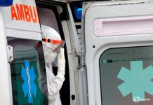 ¿Las guardias realizadas por conductores de ambulancias se consideran tiempo de trabajo efectivo? Un trabajador médico es atendido en una ambulancia en la entrada del hospital Cardarelli, en medio del brote de la enfermedad por coronavirus (COVID-19), en Nápoles, Italia, el 12 de noviembre de 2020. REUTERS/Ciro De Luca/Foto de archivo