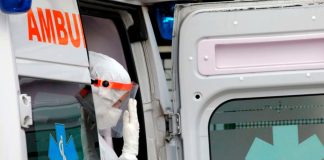 ¿Las guardias realizadas por conductores de ambulancias se consideran tiempo de trabajo efectivo? Un trabajador médico es atendido en una ambulancia en la entrada del hospital Cardarelli, en medio del brote de la enfermedad por coronavirus (COVID-19), en Nápoles, Italia, el 12 de noviembre de 2020. REUTERS/Ciro De Luca/Foto de archivo