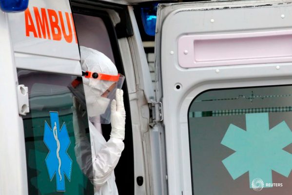 Un trabajador médico es atendido en una ambulancia en la entrada del hospital Cardarelli, en medio del brote de la enfermedad por coronavirus (COVID-19), en Nápoles, Italia, el 12 de noviembre de 2020. REUTERS/Ciro De Luca/Foto de archivo