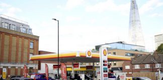 Gran Bretaña pone a los militares en espera mientras las compras de pánico dejan las bombas secas