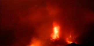 Los arroyos del volcán canarios se ralentizan, las casas destruidas y miles huyen La lava y el humo se elevan tras la erupción de un volcán en la isla de La Palma, en Los Llanos de Aridane, España, el 20 de septiembre de 2021. REUTERS/Nacho Doce