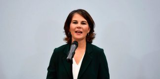 Alemania debe resistir el «chantaje» ruso sobre el oleoducto y el colíder de los Verdes La colíder del partido de los Verdes de Alemania, Annalena Baerbock, da una declaración después de una reunión para conversaciones exploratorias para una posible nueva coalición de gobierno en Berlín, Alemania, el 15 de octubre de 2021. REUTERS/Annegret Hilse/Archivos