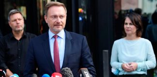 El SPD alemán quiere conversaciones de coalición a tres bandas, pero los posibles socios se desvían El líder liberal del Partido Democrático Libre (FDP) de Alemania, Christian Lindner, y los colíderes del partido de los Verdes, Robert Habeck y Annalena Baerbock, pronuncian una declaración a los medios de comunicación sobre las conversaciones exploratorias para una posible nueva coalición de gobierno en Berlín, Alemania, el 1 de octubre de 2021. REUTERS/Annegret Hilse