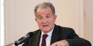 Dos décadas después, Waigel y Prodi siguen difiriendo sobre el pacto por el euro El ex primer ministro italiano Romano Prodi pronuncia una conferencia en Moscú, Rusia, el 17 de marzo de 2016. REUTERS/Maxim Zmeyev/Foto de archivo