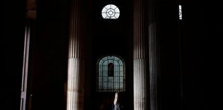 Obispos franceses piden perdón tras informe publicado sobre abuso sexual en la iglesia Una mujer entra en la iglesia de Saint-Sulpice en París, Francia, el 4 de octubre de 2021. REUTERS/Sarah Meyssonnier