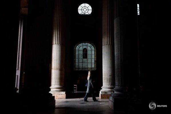 Una mujer entra en la iglesia de Saint-Sulpice en París, Francia, el 4 de octubre de 2021. REUTERS/Sarah Meyssonnier
