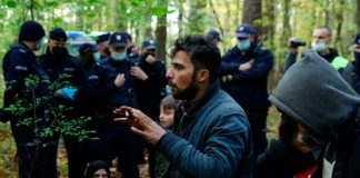 La UE sopesa nuevas sanciones contra Bielorrusia por los migrantes ilegales Los migrantes iraquíes hablan con los representantes de la ONG Grupa Granica mientras están rodeados por guardias fronterizos y agentes de policía después de cruzar la frontera bielorruso-polaca durante la actual crisis migratoria, en Hajnowka, Polonia, el 14 de octubre de 2021. REUTERS/Kacper Pempel/Foto de archivo