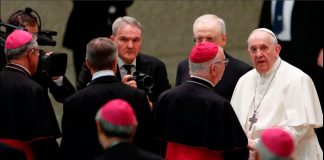 «Este es el momento de la vergüenza», dice el Papa sobre el informe de abuso en Francia El Papa Francisco saluda a los obispos durante la audiencia general semanal en el Aula Pablo VI, en el Vaticano, el 6 de octubre de 2021. REUTERS/Yara Nardi