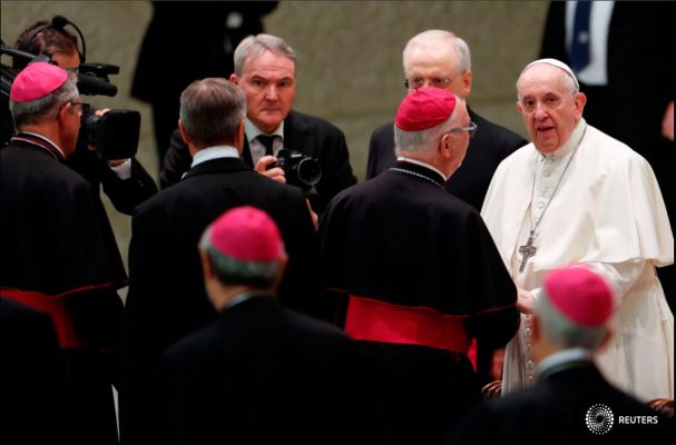 El Papa Francisco saluda a los obispos durante la audiencia general semanal en el Aula Pablo VI, en el Vaticano, el 6 de octubre de 2021. REUTERS/Yara Nardi