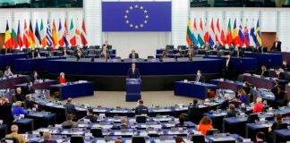 La propuesta de reglamento de inteligencia artificial El primer ministro polaco, Mateusz Morawiecki, pronuncia un discurso durante un debate sobre el desafío de Polonia a la supremacía de las leyes de la UE en el Parlamento Europeo en Estrasburgo, Francia, el 19 de octubre de 2021. Ronald Wittek/Pool vía REUTERS