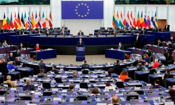 El primer ministro polaco, Mateusz Morawiecki, pronuncia un discurso durante un debate sobre el desafío de Polonia a la supremacía de las leyes de la UE en el Parlamento Europeo en Estrasburgo, Francia, el 19 de octubre de 2021. Ronald Wittek/Pool vía REUTERS