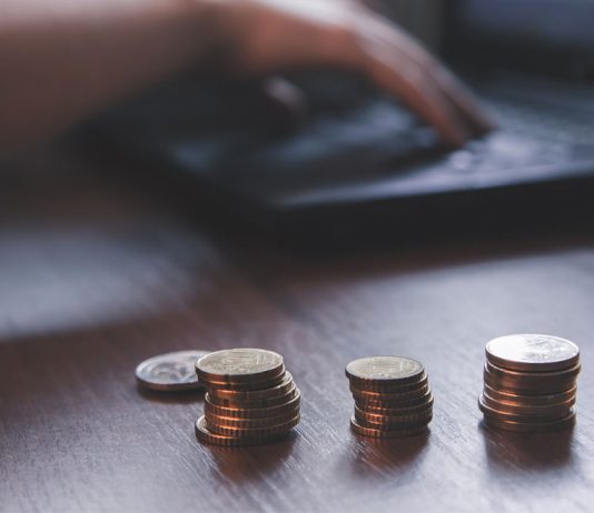 ¿La empresa puede suprimir la compensación por comida de los trabajadores con jornada partida cuando teletrabajen?