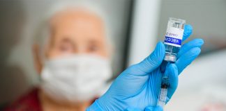 Aprueban vacunar a un anciano contra la voluntad de su hijo