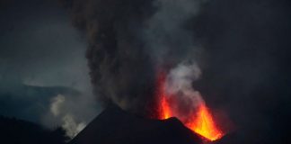 Cientos de personas evacuadas mientras lava al rojo vivo amenaza hogares en La Palma de España El volcán Cumbre Vieja arroja lava y humo mientras continúa en erupción en la isla canaria de La Palma, vista desde Tacande, España, el 12 de octubre de 2021. REUTERS/Sergio Pérez