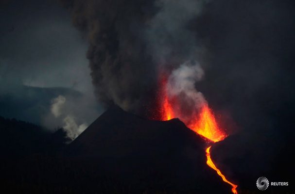 El volcán Cumbre Vieja arroja lava y humo mientras continúa en erupción en la isla canaria de La Palma, vista desde Tacande, España, el 12 de octubre de 2021. REUTERS/Sergio Pérez