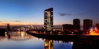 La inflación de la zona euro se mantendrá por encima del objetivo del BCE el próximo año La sede del Banco Central Europeo (BCE) se ve durante la puesta de sol antes de la reunión del consejo de gobierno del BCE a finales de esta semana en Frankfurt, Alemania, el 25 de octubre de 2021. REUTERS/Kai Pfaffenbach