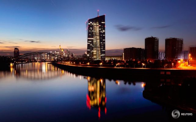 La sede del Banco Central Europeo (BCE) se ve durante la puesta de sol antes de la reunión del consejo de gobierno del BCE a finales de esta semana en Frankfurt, Alemania, el 25 de octubre de 2021. REUTERS/Kai Pfaffenbach
