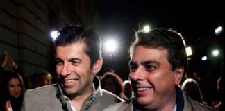 Nuevo partido centrista anticorrupción visto ganando las elecciones de Bulgaria Kiril Petkov y Assen Vassilev, líderes del nuevo partido centrista de Bulgaria "We Continue the Change", reaccionan después de las primeras encuestas a boca de urna durante las elecciones parlamentarias y presidenciales, en Sofía, Bulgaria, el 14 de noviembre de 2021. REUTERS/Stoyan Nenov