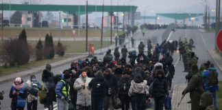 Polonia convierte un cañón de agua contra los migrantes, la crisis aviva la tensión Este-Oeste