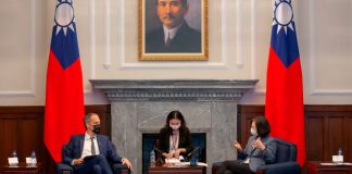 «No estás solo»: la delegación del Parlamento Europeo informa a Taiwán en su primera visita oficial La presidenta de Taiwán, Tsai Ing-wen, y Raphael Glucksmann, jefe del comité especial del Parlamento Europeo sobre interferencia extranjera, asisten a una reunión en Taipei, Taiwán, el 4 de noviembre de 2021. Oficina Presidencial de Taiwán/Folleto vía REUTERS