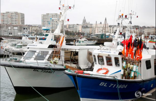 Los arrastreros de pesca están atracados en Boulogne-sur-Mer después de que Gran Bretaña y la Unión Europea negociaron un acuerdo comercial de última hora después del Brexit, en el norte de Francia, el 28 de diciembre de 2020. REUTERS/Charles Platiau/Foto de archivo