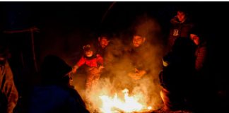 Francia advierte a Rusia mientras la UE prepara sanciones contra Bielorrusia Migrantes se reúnen alrededor de un incendio en un campamento improvisado en la frontera bielorruso-polaca en la región de Grodno, Bielorrusia, el 14 de noviembre de 2021. Fotografía tomada el 14 de noviembre de 2021. Oksana Manchuk/BelTA/Folleto vía REUTERS