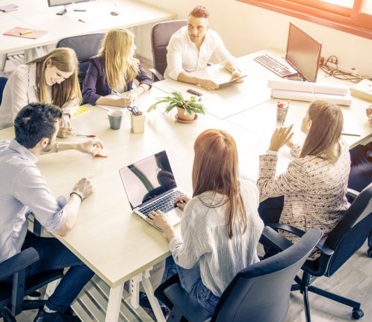 El papel define el camino, la acción logra el resultado: estrategia y ejecución del plan comercial
