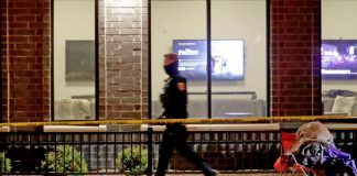 Cinco muertos y más de 40 heridos después de que un vehículo pasara a través del desfile de Wisconsin