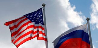 Funcionarios estadounidenses y rusos se preparan para conversaciones de seguridad el 10 de enero -Funcionario estadounidense Banderas estatales rusas y estadounidenses ondean cerca de una fábrica en Vsevolozhsk, región de Leningrado, Rusia, el 27 de marzo de 2019. REUTERS/Anton Vaganov/Foto de archivo