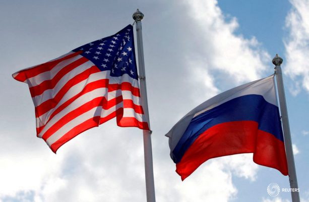 Banderas estatales rusas y estadounidenses ondean cerca de una fábrica en Vsevolozhsk, región de Leningrado, Rusia, el 27 de marzo de 2019. REUTERS/Anton Vaganov/Foto de archivo