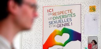 Suiza permitirá una simple transición legal de género a partir del 1 de enero Un cartel se muestra en una pared en Vogay, una asociación para la diversidad sexual y de género, después de una entrevista sobre la próxima votación de "boda gay" en el Parlamento suizo en Lausana, Suiza, el 1 de junio de 2020. El cartel dice: Aquí respetamos la diversidad sexual y de género. REUTERS/Denis Balibouse