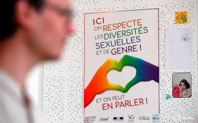 Un cartel se muestra en una pared en Vogay, una asociación para la diversidad sexual y de género, después de una entrevista sobre la próxima votación de "boda gay" en el Parlamento suizo en Lausana, Suiza, el 1 de junio de 2020. El cartel dice: Aquí respetamos la diversidad sexual y de género. REUTERS/Denis Balibouse
