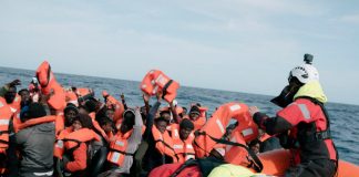 Italia da puerto seguro a 558 migrantes rescatados en el mar Los migrantes son rescatados por miembros de la ONG alemana Sea-Watch durante una operación de búsqueda y rescate (SAR) en el Mar Mediterráneo el día de Navidad, 25 de diciembre de 2021. Max Brugger/Sea Watch/Handout vía REUTERS