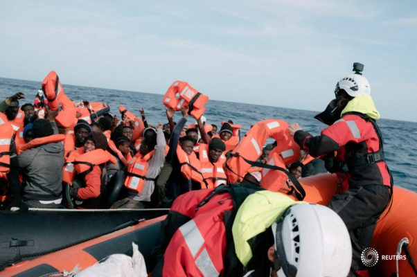 Los migrantes son rescatados por miembros de la ONG alemana Sea-Watch durante una operación de búsqueda y rescate (SAR) en el Mar Mediterráneo el día de Navidad, 25 de diciembre de 2021. Max Brugger/Sea Watch/Handout vía REUTERS