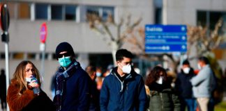 España reduce el aislamiento por COVID-19 a siete días de 10 Las personas hacen cola para hacerse la prueba de la enfermedad por coronavirus (COVID-19) después de las vacaciones de Navidad, en medio de la pandemia de COVID-19, en el Hospital Doce de Octubre de Madrid, España, el 27 de diciembre de 2021. REUTERS/Javier Barbancho