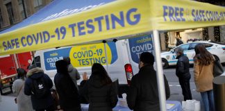 La amenaza de Omicron se cierne sobre las vacaciones de invierno en Europa y Estados Unidos.