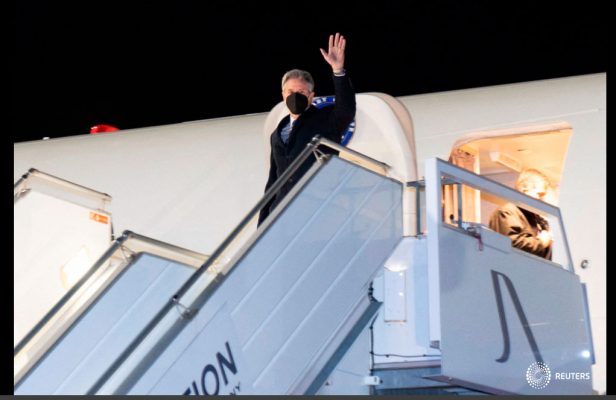 El Secretario de Estado de los Estados Unidos, Antony Blinken, saluda mientras llega al Aeropuerto de Ginebra, en Ginebra, Suiza, el 20 de enero de 2022. Alex Brandon/Pool vía REUTERS