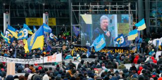 El ex presidente ucraniano aterriza en Kiev para enfrentar un caso de traición El ex presidente ucraniano Petro Poroshenko se ve en una pantalla mientras se dirige a sus partidarios a su llegada al aeropuerto Zhulyany en Kiev, Ucrania, el 17 de enero de 2022. REUTERS/Gleb Garanich