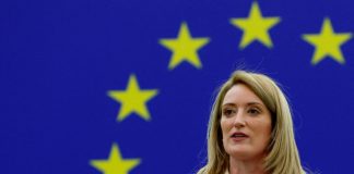 La conservadora maltesa Metsola se convierte en la tercera mujer en encabezar el Parlamento de la UE La recién elegida presidenta del Parlamento Europeo, Roberta Metsola, pronuncia un discurso durante una sesión plenaria en Estrasburgo, Francia, el 18 de enero de 2022. REUTERS/Gonzalo Fuentes