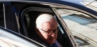 Sin concesiones, sin avances: Rusia y Estados Unidos ponen freno a las conversaciones sobre Ucrania El viceministro de Relaciones Exteriores de Rusia, Sergei Ryabkov, se sienta en un automóvil después de las conversaciones con Estados Unidos. Subsecretaria de Estado Victoria Nuland en Moscú, Rusia, el 12 de octubre de 2021. REUTERS/Maxim Shemetov