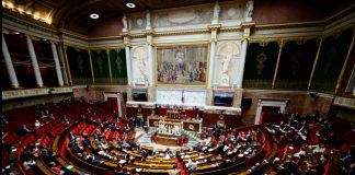 «No cederemos», dice legislador francés tras amenazas de muerte por paso de vacunación Una vista general muestra el hemiciclo durante el debate de apertura sobre el proyecto de ley planificado por el gobierno francés para transformar el actual pase de salud en un pase de vacuna, en la Asamblea Nacional en París, Francia, el 3 de enero de 2022. REUTERS/Sarah Meyssonnier