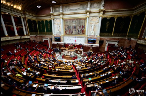 Una vista general muestra el hemiciclo durante el debate de apertura sobre el proyecto de ley planificado por el gobierno francés para transformar el actual pase de salud en un pase de vacuna, en la Asamblea Nacional en París, Francia, el 3 de enero de 2022. REUTERS/Sarah Meyssonnier
