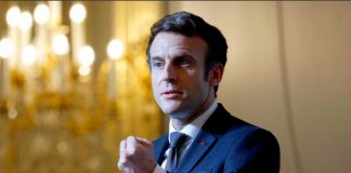 Antes de las elecciones, Macron apuesta por una economía francesa de color de rosa y nuevos empleos El presidente francés, Emmanuel Macron, pronuncia un discurso durante una presentación del tradicional pastel de epifanía en el Palacio del Elíseo, en París, Francia, el 12 de enero de 2022. Ludovic Marin/Pool vía REUTERS