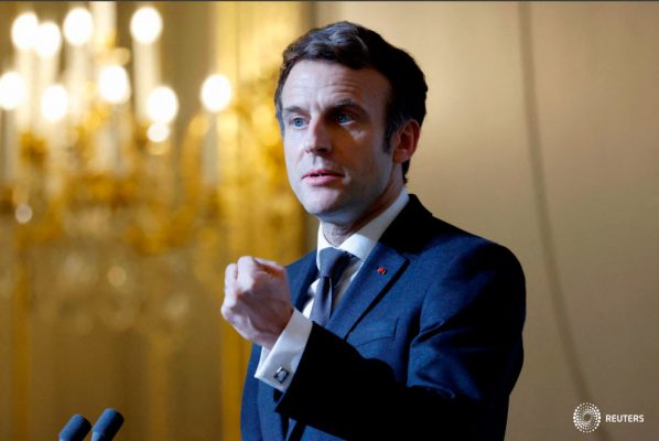 El presidente francés, Emmanuel Macron, pronuncia un discurso durante una presentación del tradicional pastel de epifanía en el Palacio del Elíseo, en París, Francia, el 12 de enero de 2022. Ludovic Marin/Pool vía REUTERS