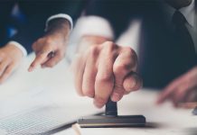 ¿Tiene el interino los mismos derechos que el funcionario de carrera?