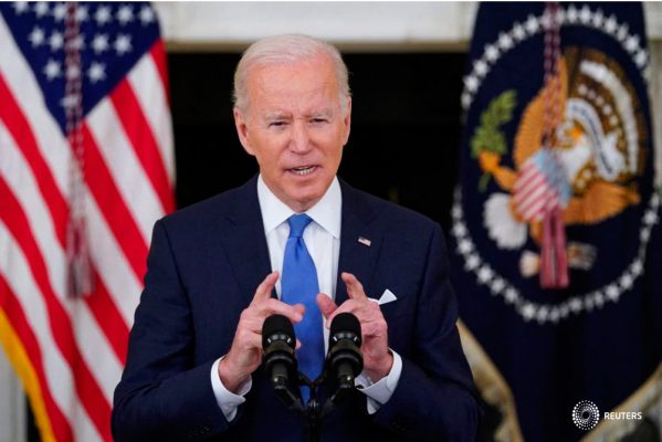 El presidente de los Estados Unidos, Joe Biden, habla sobre la lucha del país contra la enfermedad del coronavirus (COVID-19) en la Casa Blanca en Washington, Estados Unidos, el 21 de diciembre de 2021. REUTERS/Kevin Lamarque