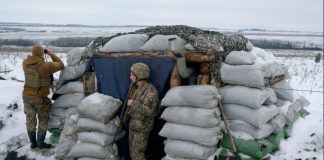 En trincheras nevadas, los soldados ucranianos prometen mantenerse firmes contra Rusia Miembros del servicio de las fuerzas armadas ucranianas hacen guardia en posiciones de combate en la línea de separación de los rebeldes respaldados por Rusia fuera del asentamiento de Krymske en la región de Lugansk, Ucrania, el 4 de enero de 2022. REUTERS/Maksim Levin